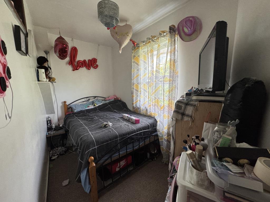 Lot: 140 - PROPERTY ARRANGED AS TWO FLATS - First floor flat bedroom